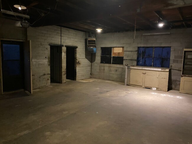 Building Photo - 2 Bedroom, 1 Bath House w/ Basement and Do...