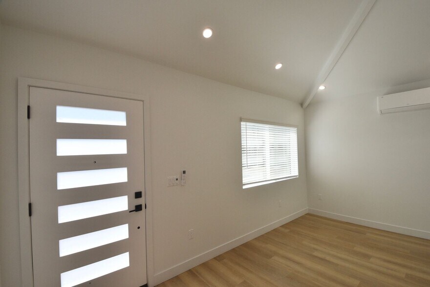 Building Photo - 10839 Moorpark St