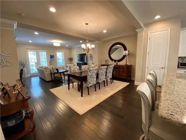 Building Photo - Large 3 Bed 3.5 Bath 2 Car Garage Townhous...