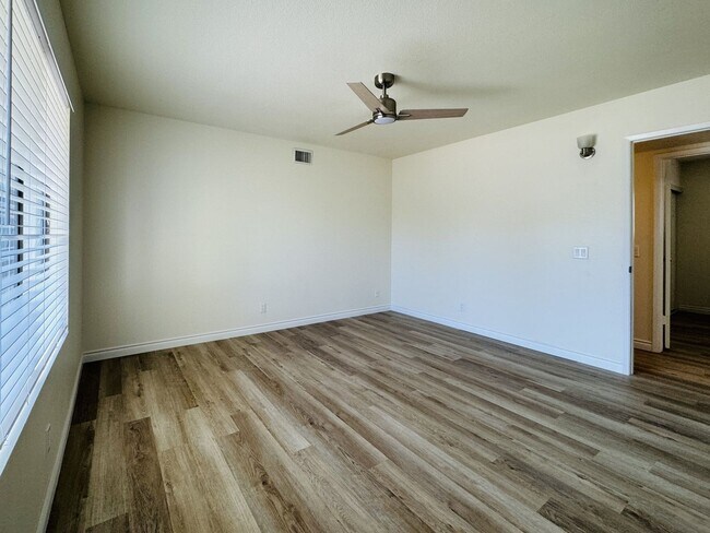 Building Photo - 2105 E Petunia St