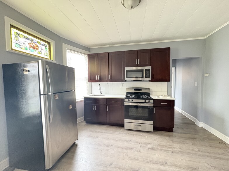 54 Montrose Ave 4 - 53 Montrose Ave