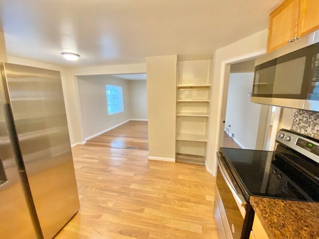 Building Photo - Newly Renovated 2 Bedroom Home in South Burlington