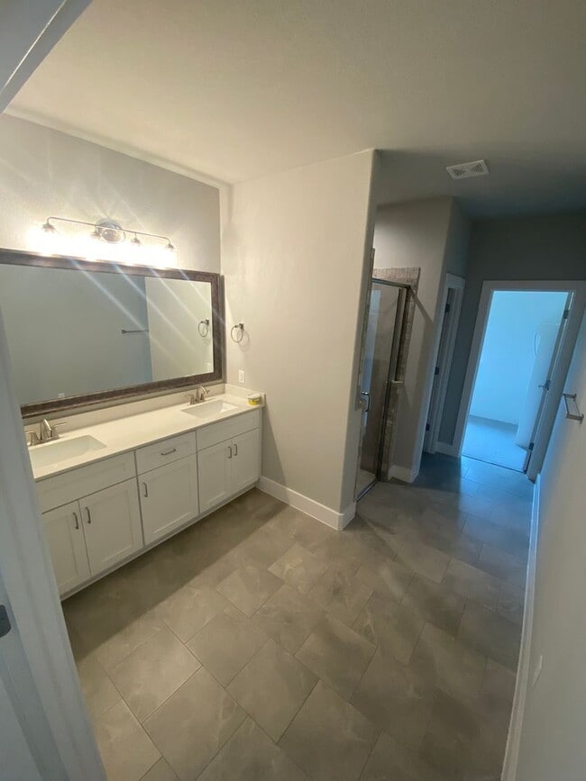 Building Photo - Coming soon! Darling 3/2/2 Fireplace - Walk in Shower - commuter friendly