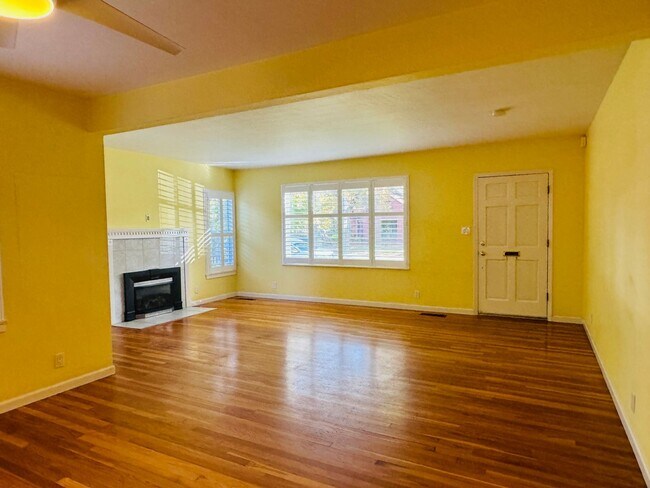 Building Photo - Charming 2 Bed, 2 Bath Home near UOP