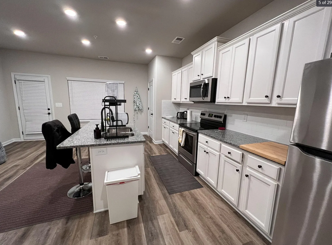 Building Photo - 1057 Bayrose Cir