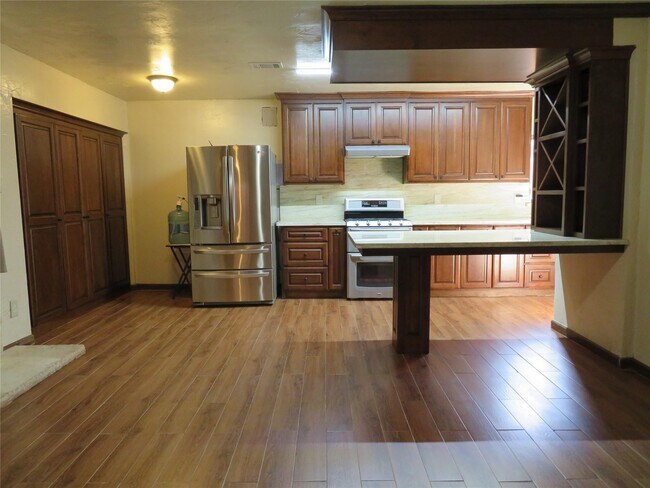 Building Photo - 1006 Avenue L