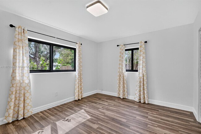 Building Photo - 606 N 28th Ave