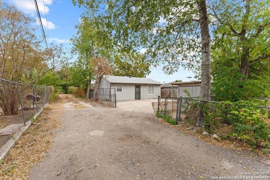 Building Photo - 315 Pool Dr