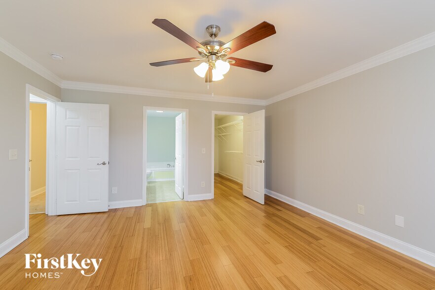 Building Photo - 5819 Willowdale Dr