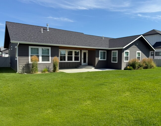 Building Photo - Stunning Kalispell Home in Silverbrook nei...