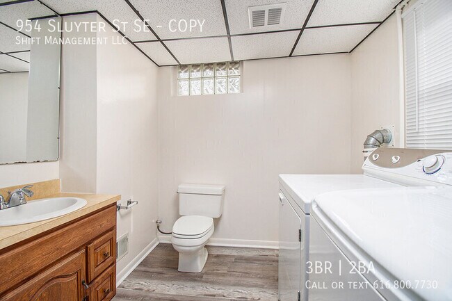 Building Photo - 954 Sluyter St SE