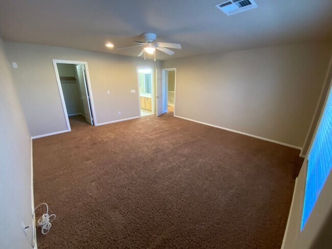 Building Photo - Beautiful 5 bed/3 bath home located in Hen...