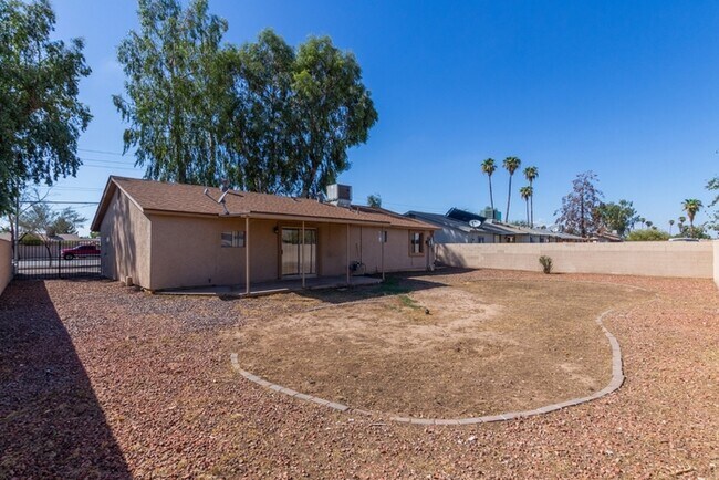 Building Photo - Spacious 4 Bed / 2 Bath Home in Phoenix – Move-In Ready!