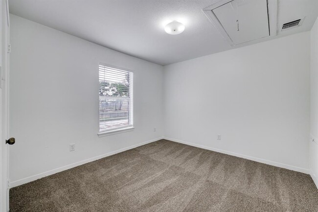 Building Photo - 5906 Golden Forest Dr