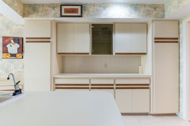 Building Photo - Spacious 3-Bed, 2-Bath Pool Home in Planta...