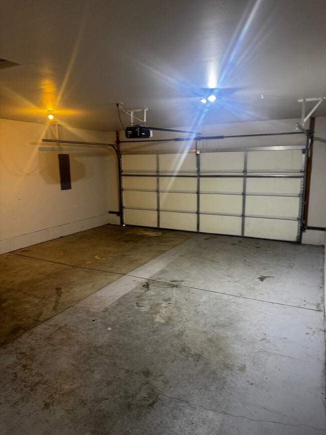 Building Photo - 113 Little Butte Dr