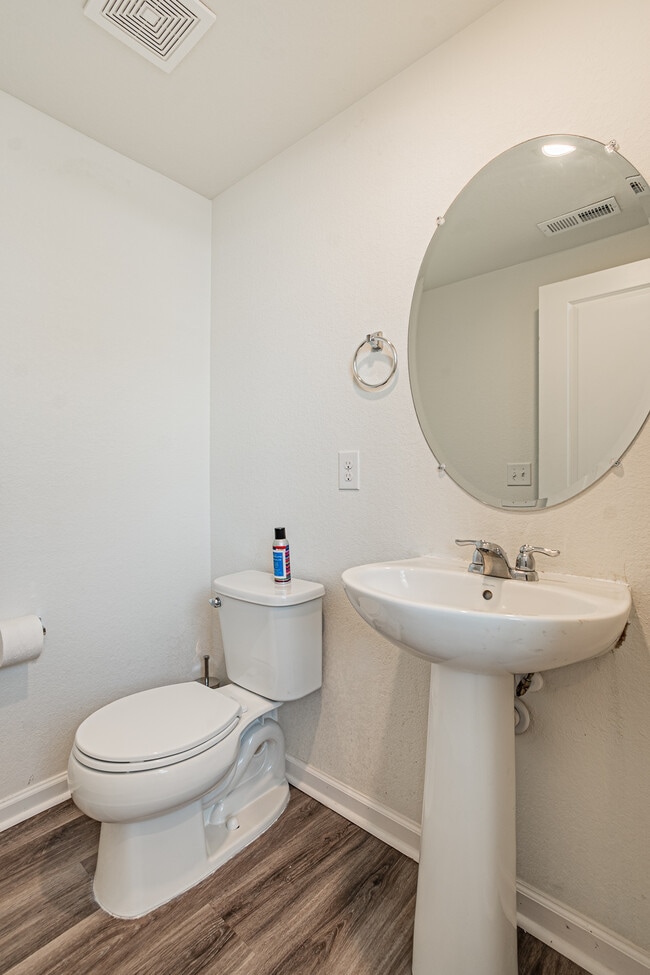 Building Photo - 1047 Oak Cir