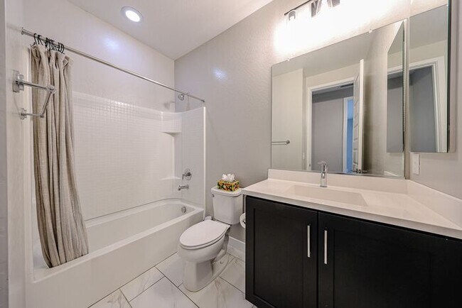 Building Photo - Move In Ready!stunning 3 bedroom, 2.5 bathroom home located in Phoenix!