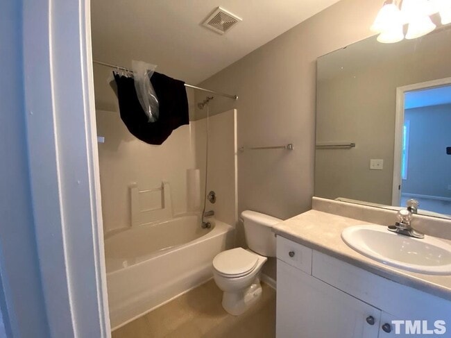 Building Photo - 3 Bedroom 3.5 Bath Townhome close to NCSU