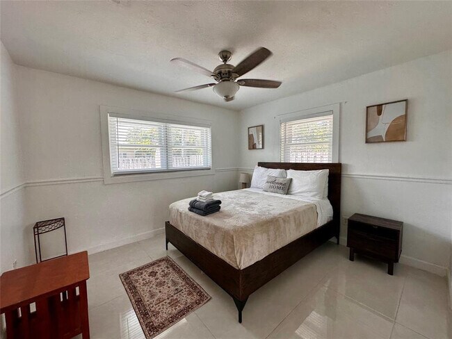 Building Photo - 5411 NE 22nd Terrace