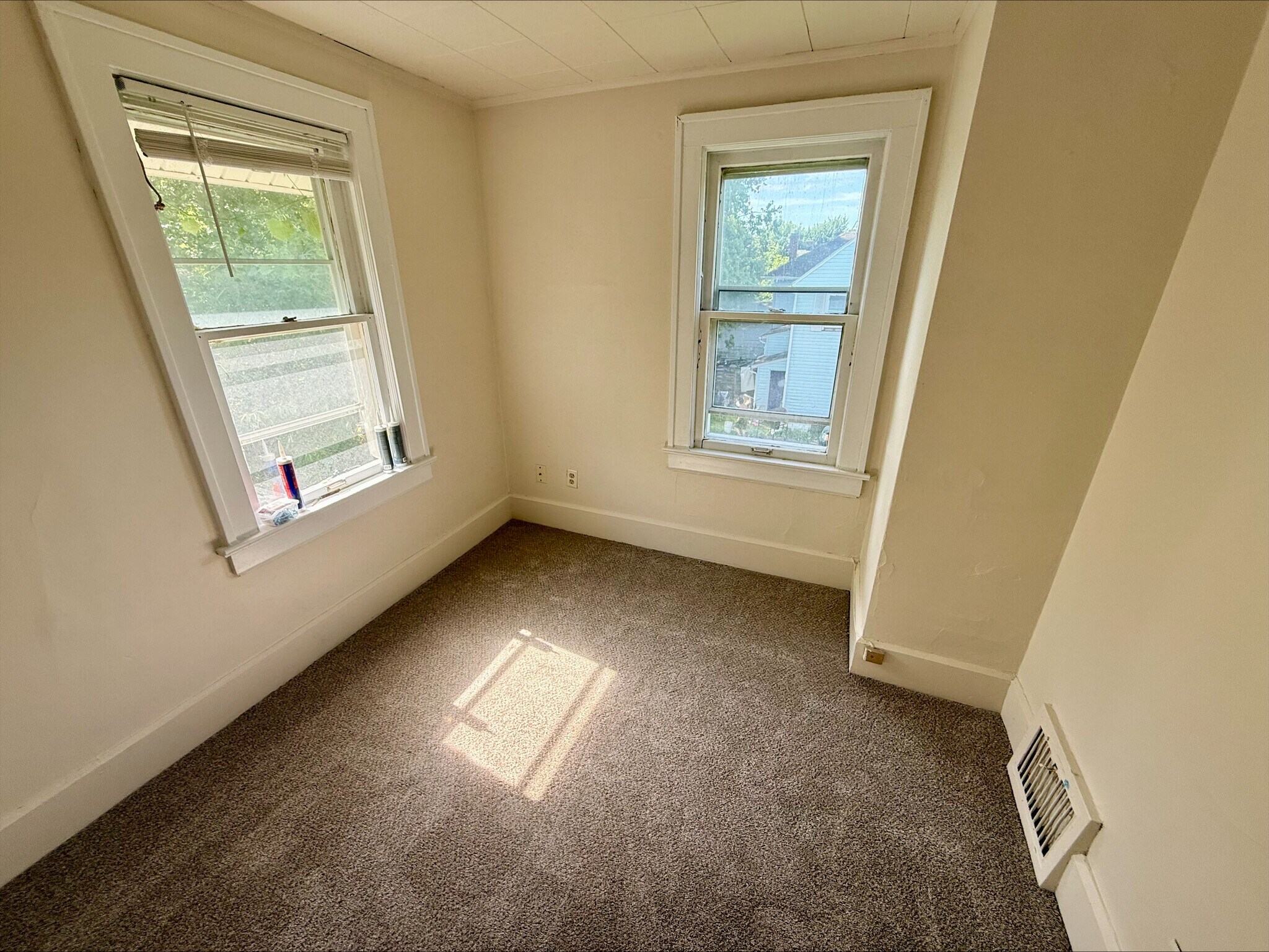 Building Photo - 1215 Pondview Ave