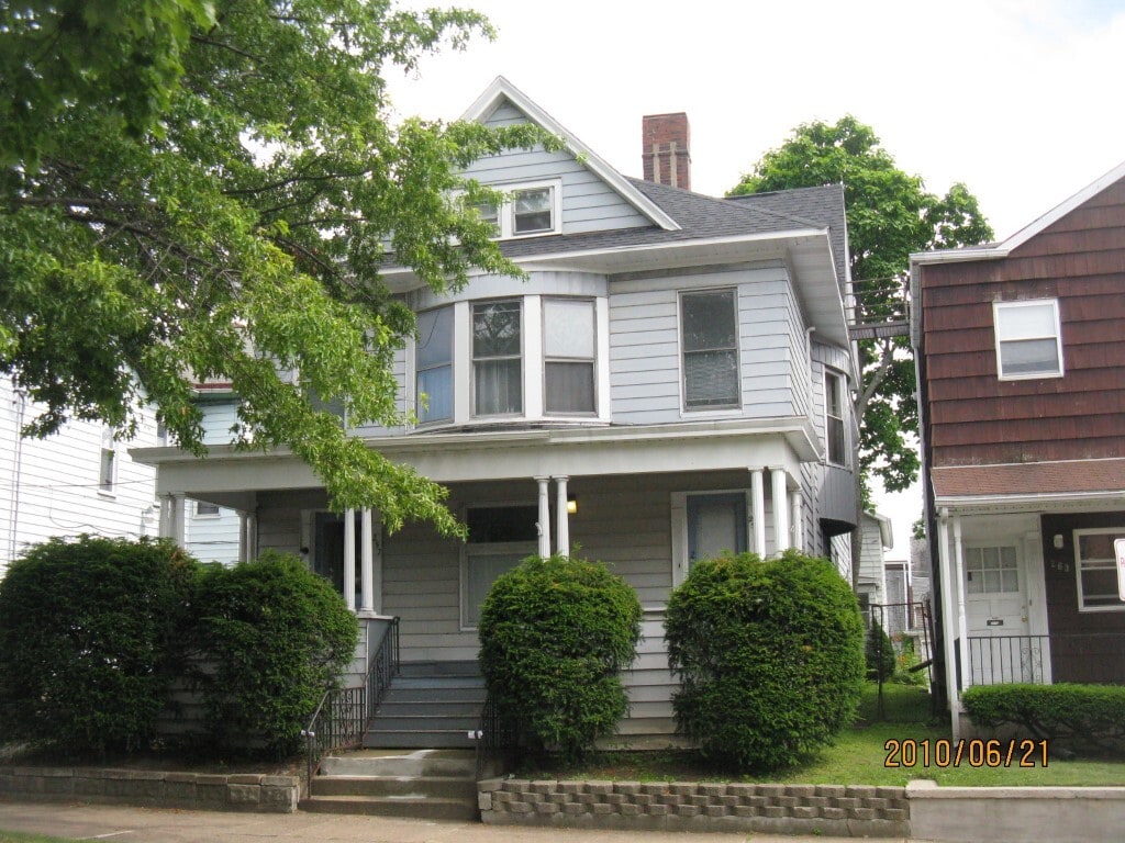 Building Photo - 257 W 8th St