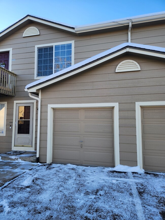 Building Photo - 4965 Universal Heights