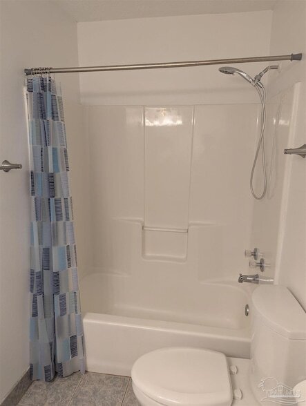 Building Photo - 4009 Shorewood Dr