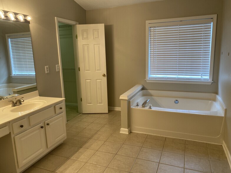 Building Photo - 2706 Cottesford Dr SE