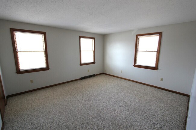 Building Photo - 21 Moore Ave