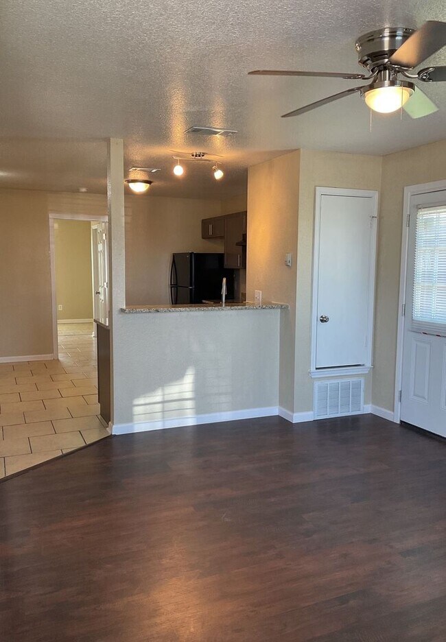 Building Photo - AVAILABLE NOW!