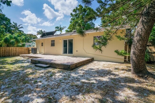 Building Photo - 3800 Calvin Ave