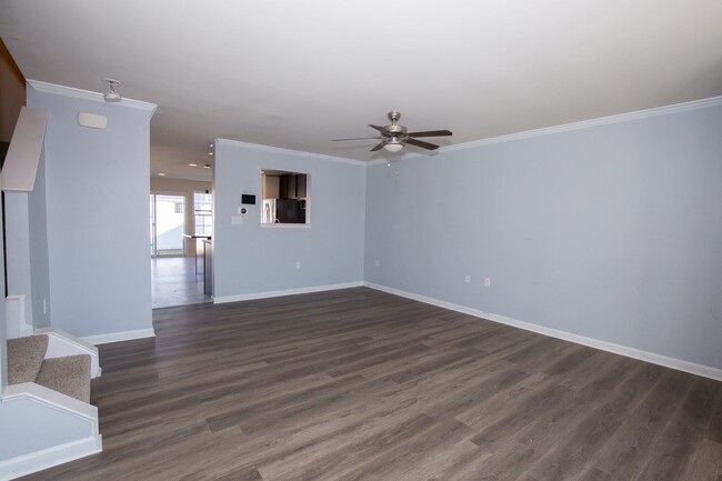 Building Photo - 3 bed, 2full/2 half bath Townhome in Marti...