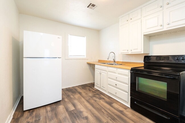 Building Photo - 4471 E Boston Dr