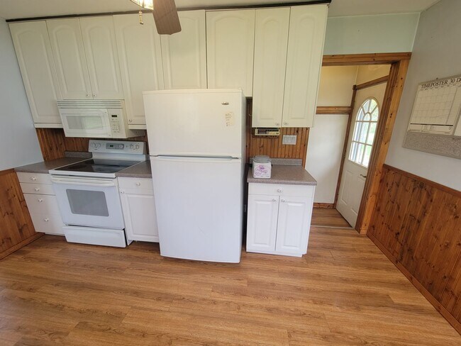 Building Photo - AVAILABLE JUNE - 5 Bed/2 Bath Home Close To Campus!