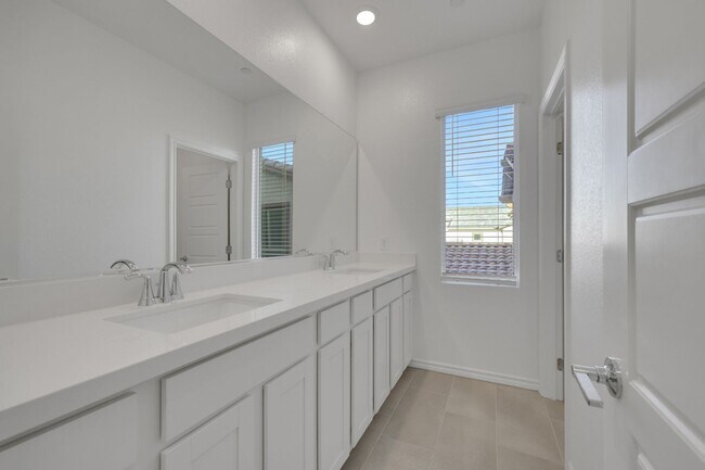 Building Photo - Nearly New Lennar 5 Bedroom Home in Inspirada