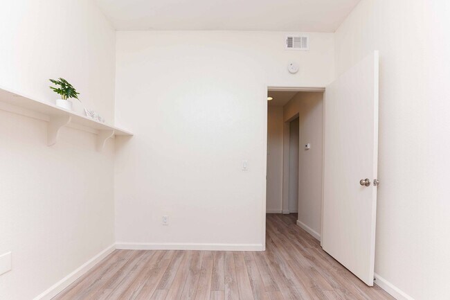 Building Photo - ****AVAILABLE NOW!! TWO BEDROOM TWO BATH CONDO IN GREAT LOCATION!!!!!!