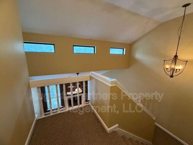 Building Photo - 3148 Vlg W Dr