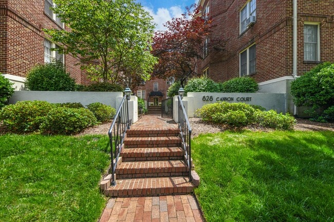 Building Photo - 828 N Elm St
