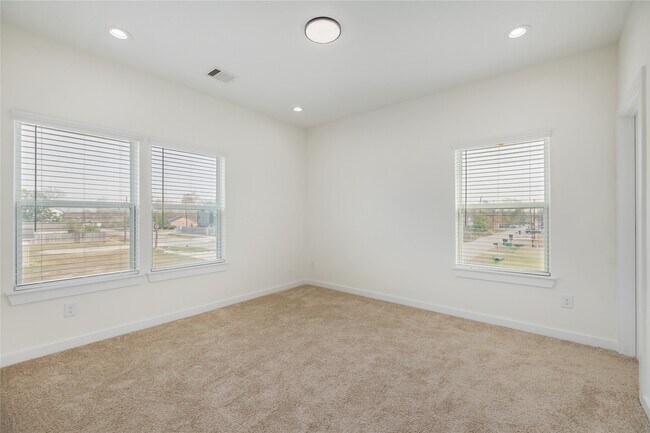 Building Photo - 6417 Eastland St