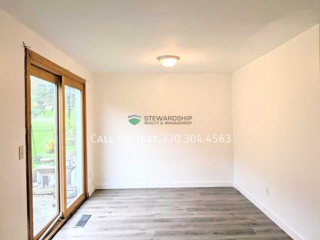 Building Photo - 372 Oak Mnr Ave NE