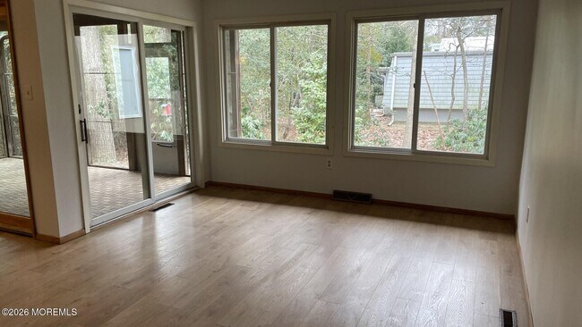 Building Photo - 151 Middle Holly Ln