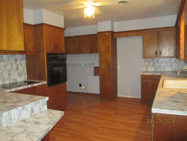 Building Photo - HOUSE -- 3 bedrooms, 2 bathrooms, Garage