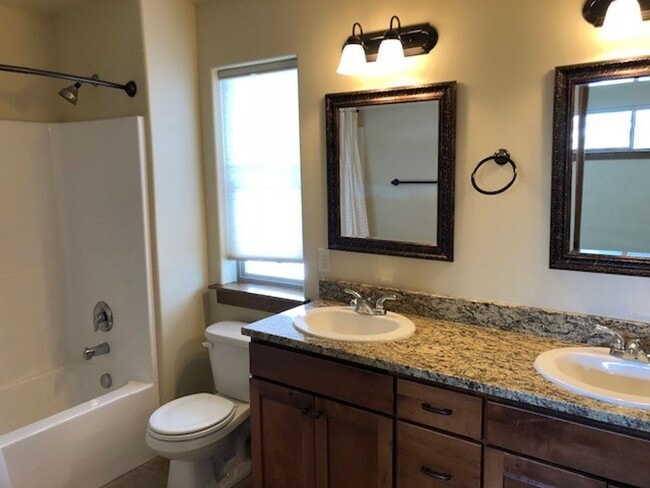 Building Photo - Comfortable Living in the Heart of Valley ...