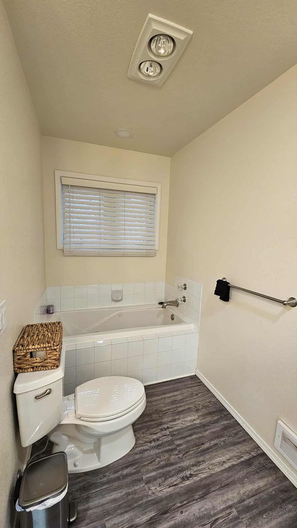 Building Photo - Fully Furnished Condo on Lake - This can be unfurnished