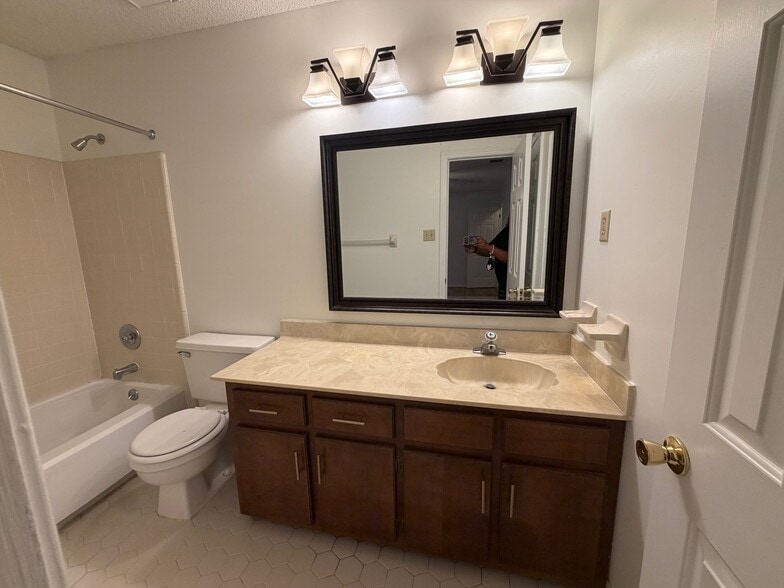 Building Photo - 3093 Littlefield Cove