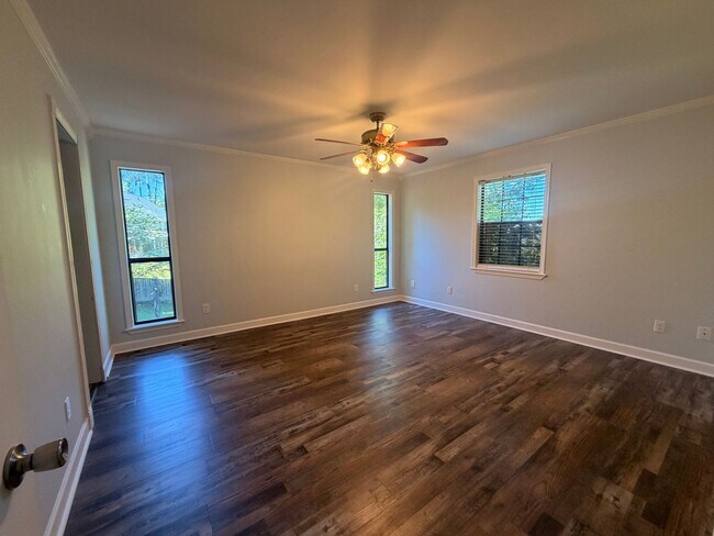 Building Photo - Discover this spacious 4-bedroom, 2.5-bathroom home in Russellville, AR