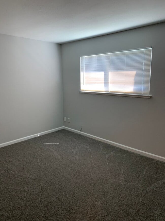 Building Photo - 2 bedroom 1.5 bath condo !