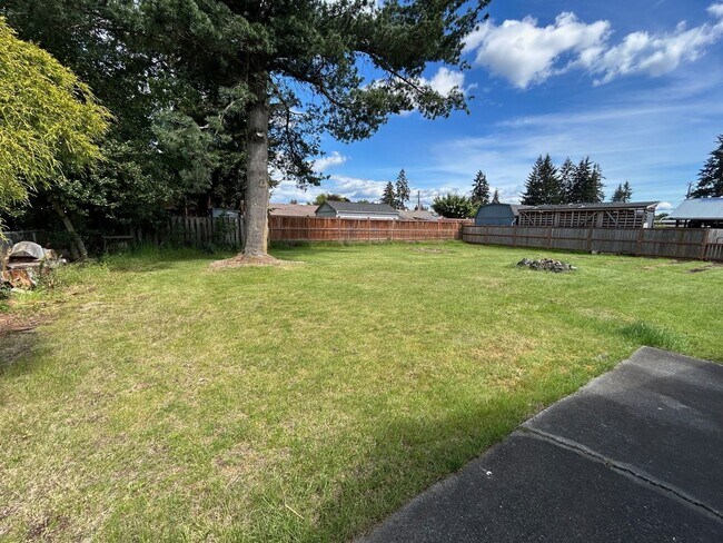 Building Photo - Spacious 3 bedroom, 2 bathroom with large ...