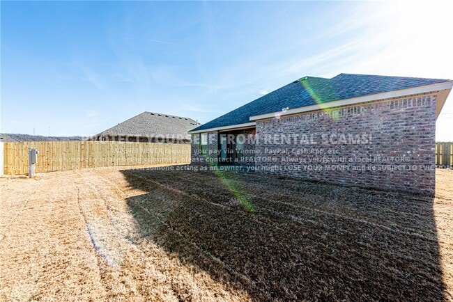 Building Photo - 4463 W Newton Ave